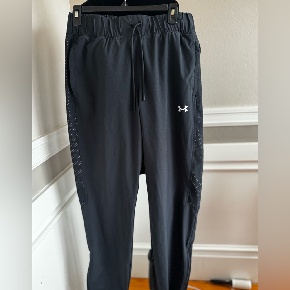 NWOT Medium Tall (MT) Under Armour black Athletic Pants with zipper at ankle